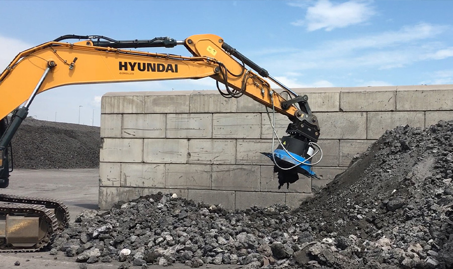 L'aimant hydraulique sur une pelle Hyundai HX 220